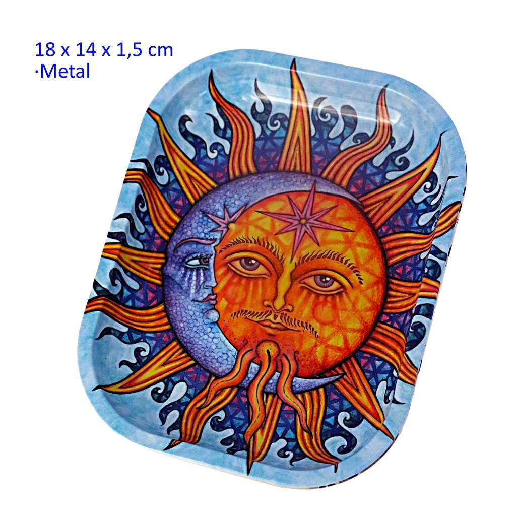 Bandeja para liar de 18 × 14 cm con bordes elevados y un sol naranja de rostro humano junto a una luna azul sobre fondo estampado.