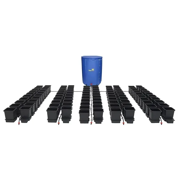 Sistema Autopot con varias macetas cuadradas negras alineadas en filas, conectadas por tubos a un depósito azul situado al fondo.