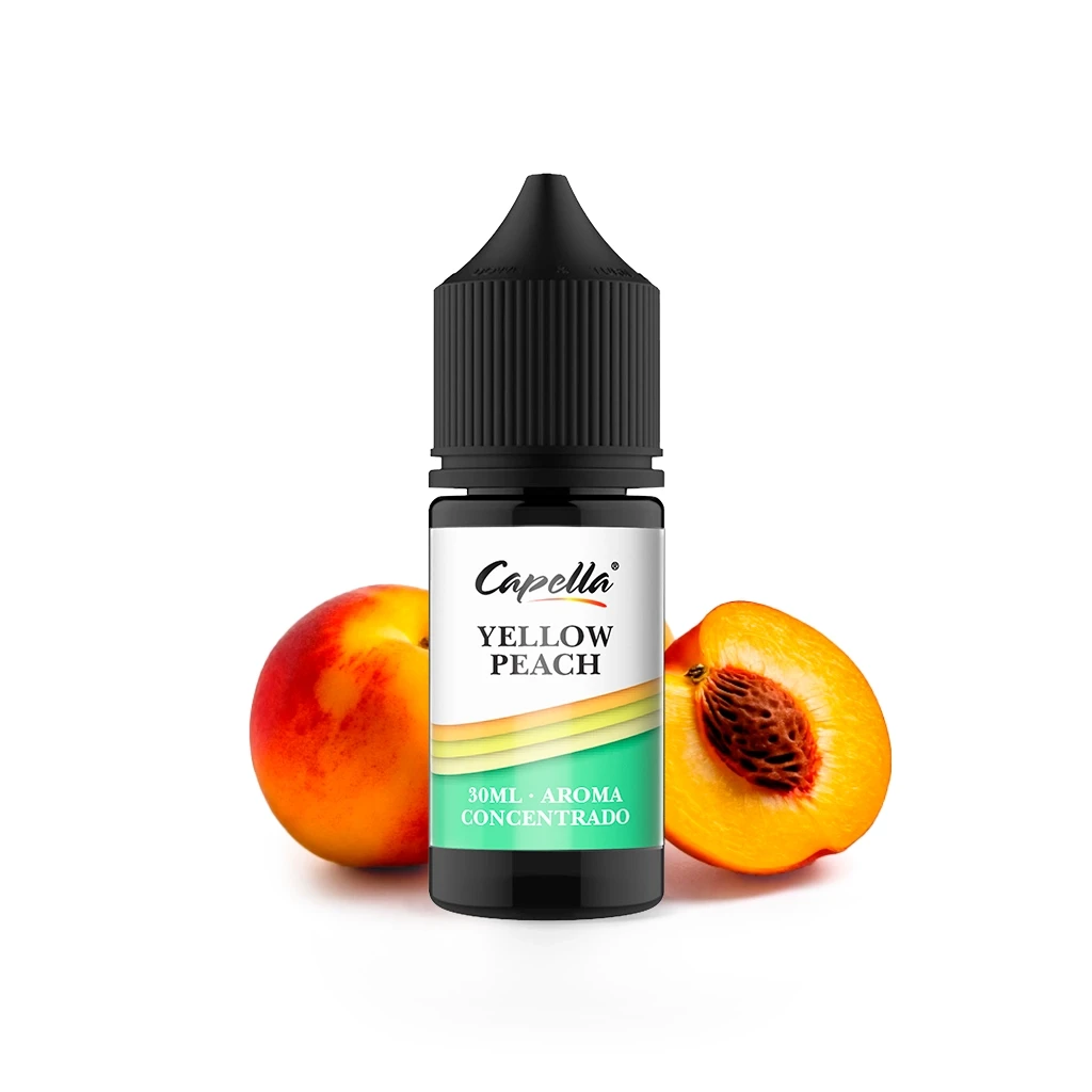 Frasco de aroma Capella Yellow Peach de 30 ml con tapón negro, junto a un melocotón entero y otro cortado sobre fondo blanco.