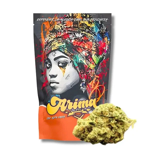 Flor de cáñamo Arima Indoor Amnesia delante de una bolsa con un rostro ilustrado, turbante multicolor y base naranja.