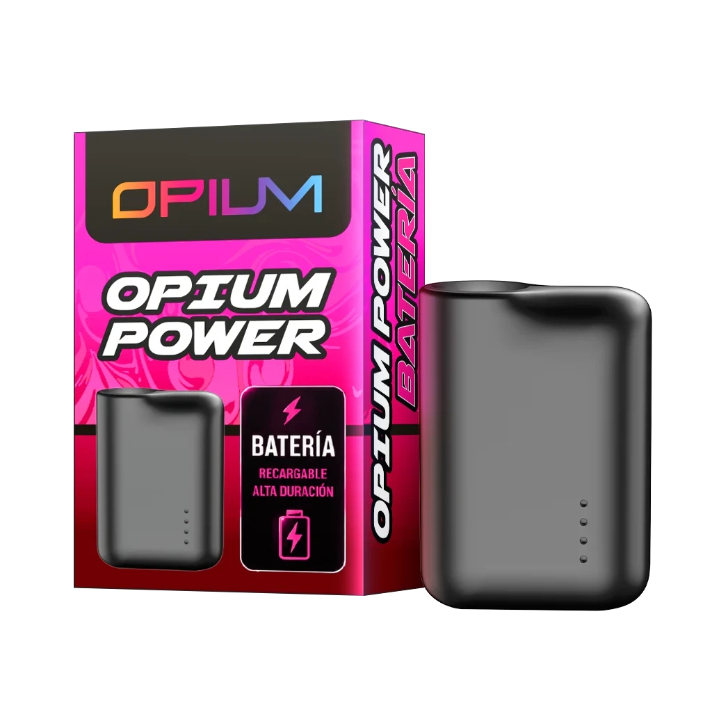 Batería OPIUM Power negra con indicadores frontales junto a su caja rosa y negra, rotulada «Batería recargable», sobre fondo negro.