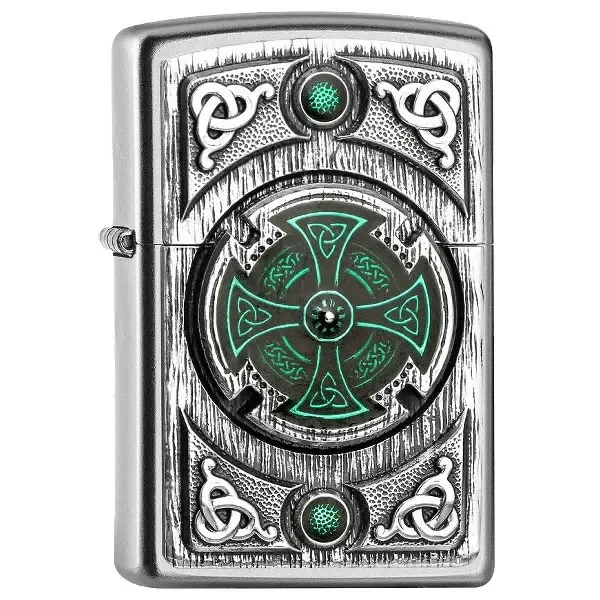 Encendedor Zippo Celtic Green Cross cerrado, de acabado plateado, con cruz verde central y relieves de nudos celtas.