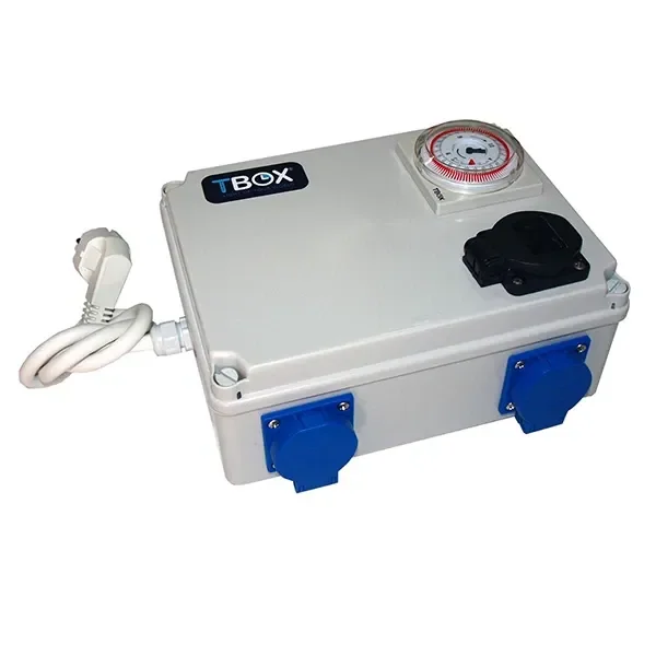 Temporizador TBOX en caja gris, con reloj circular, tomas con tapas azules y negra y cable blanco con enchufe.