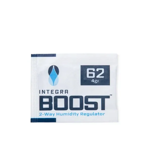 Sobre blanco Integra Boost con logotipo azul y las indicaciones 62 %, 4 g y regulador de humedad bidireccional.