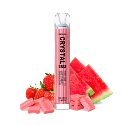 Vaper SKE Crystal Bar Watermelon Strawberry Bubblegum rosa, en vertical, rodeado de fresas, trozos de sandía y chicles rosas. Vaper SKE Crystal Bar Watermelon Strawberry Bubblegum rosa, en vertical, rodeado de fresas, trozos de sandía y chicles rosas.