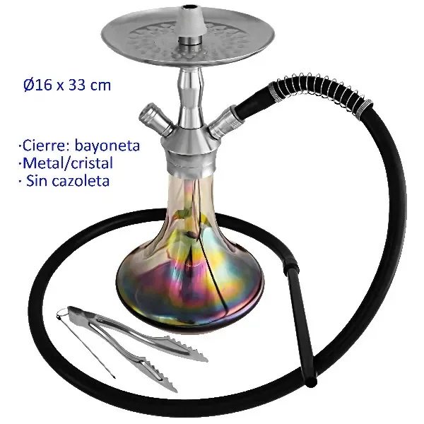 Shisha plateada con base de cristal tornasolada, manguera negra, bandeja circular y pinzas, presentada sin cazoleta sobre fondo blanco. Shisha plateada con base de cristal tornasolada, manguera negra, bandeja circular y pinzas, presentada sin cazoleta sobre fondo blanco.