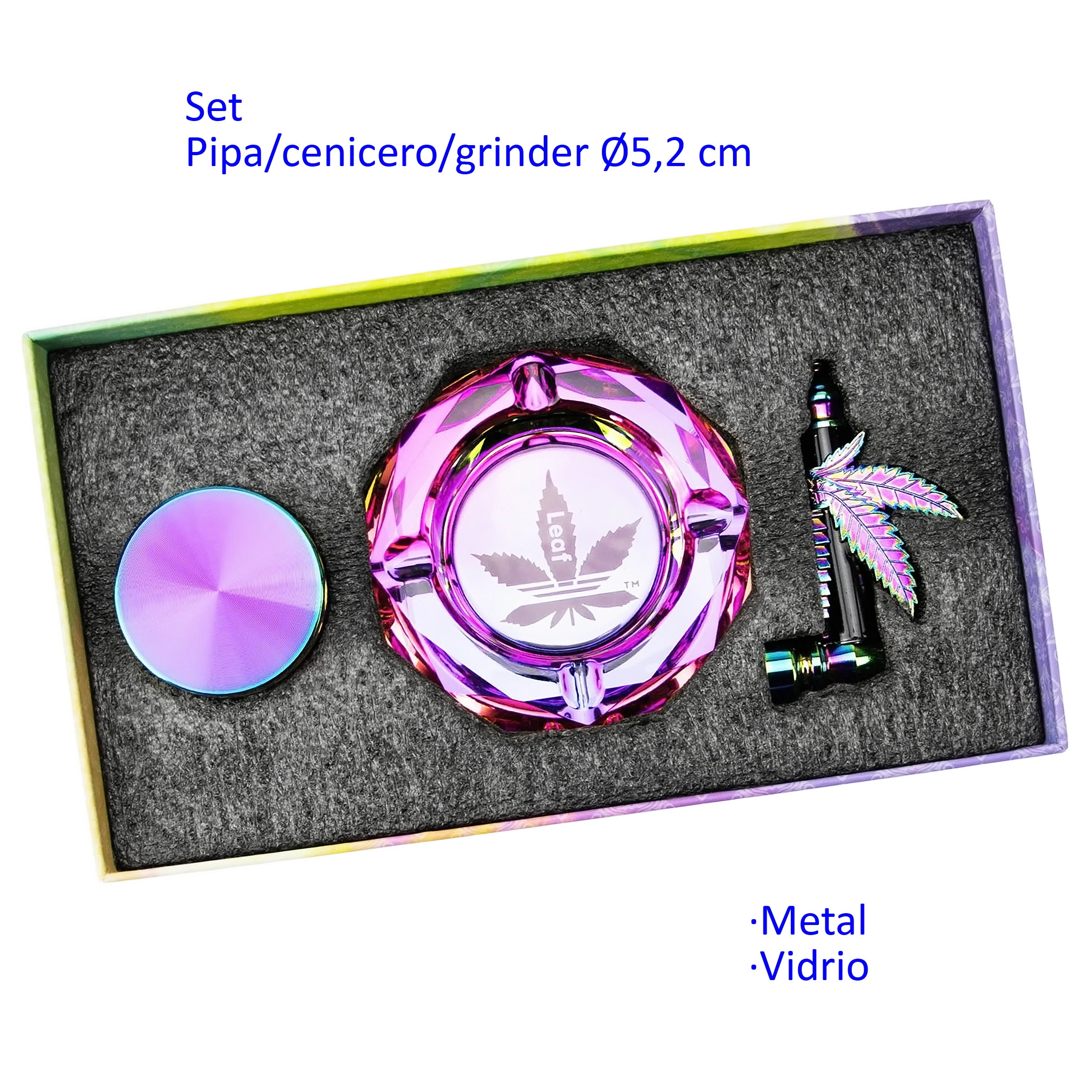 Set en caja con pipa de metal decorada con una hoja, cenicero facetado y grinder circular con acabado multicolor irisado.
