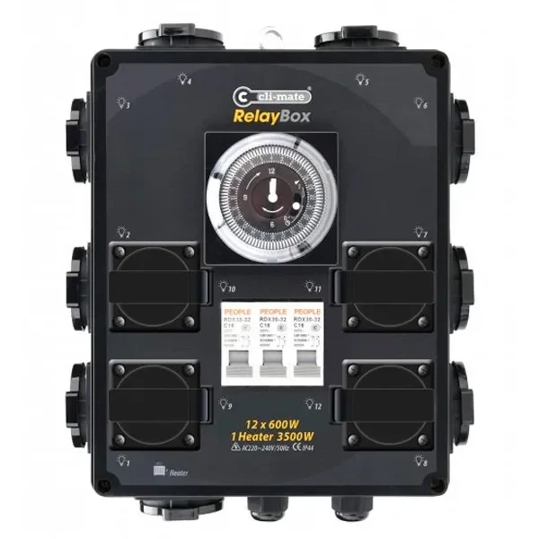 Temporizador CLI-MATE RelayBox negro con reloj analógico central, tomas con tapa e interruptores; rotulado 12 x 600 W.