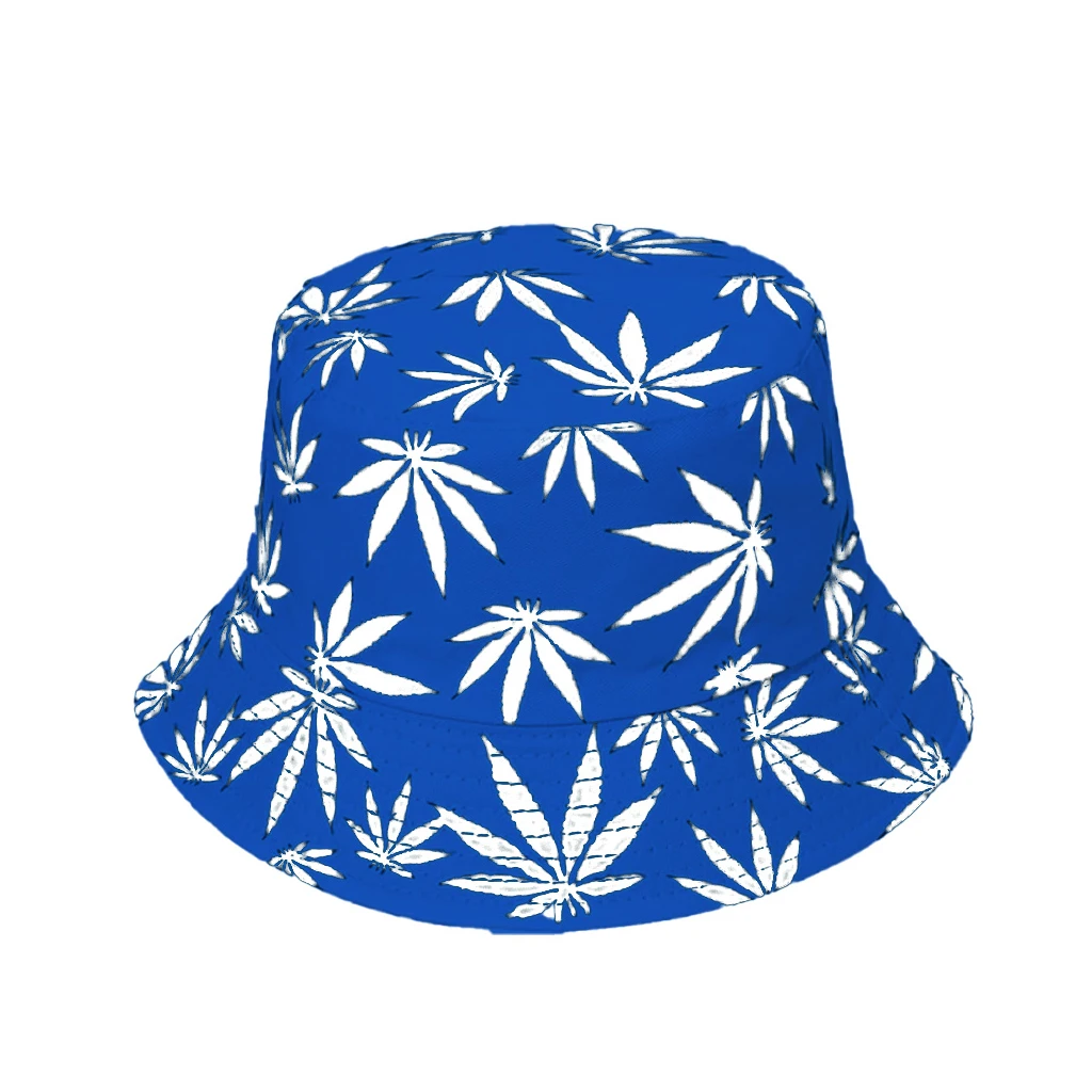 Gorro de pescador azul con estampado de hojas de cannabis blancas y ala descendente, sobre fondo blanco.