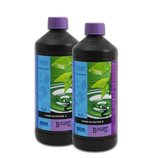 Comparación de los componentes Hydro Nutrition A y B de Atami B’cuzz en botellas negras de un litro con tapones morados.