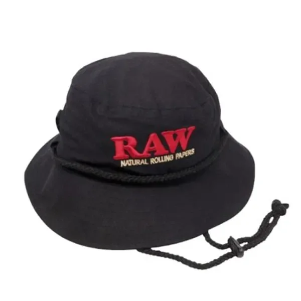 Gorro RAW negro tipo pescador, con ala ancha, logotipo rojo bordado y cordón ajustable, sobre fondo blanco.
