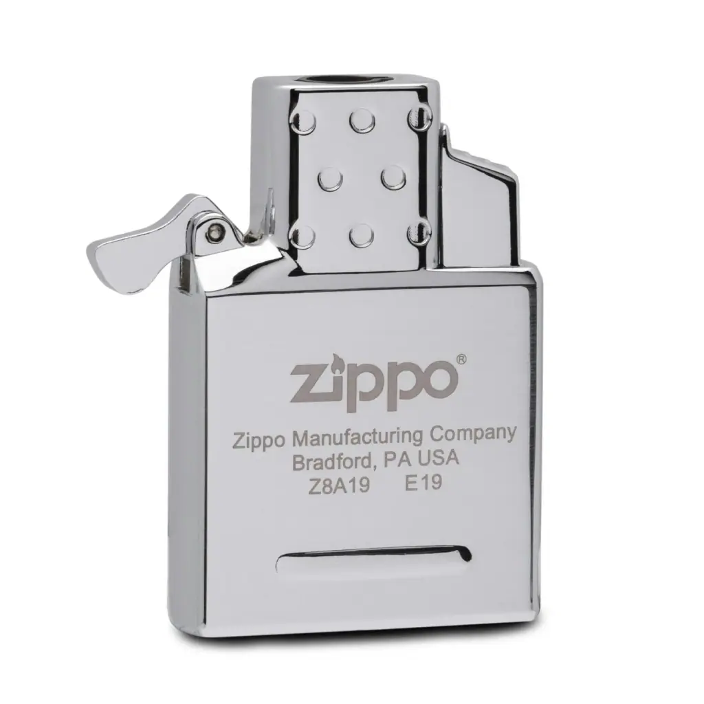 Inserto de gas butano Zippo plateado, con perforaciones en la parte superior, palanca lateral y logotipo grabado sobre fondo blanco.