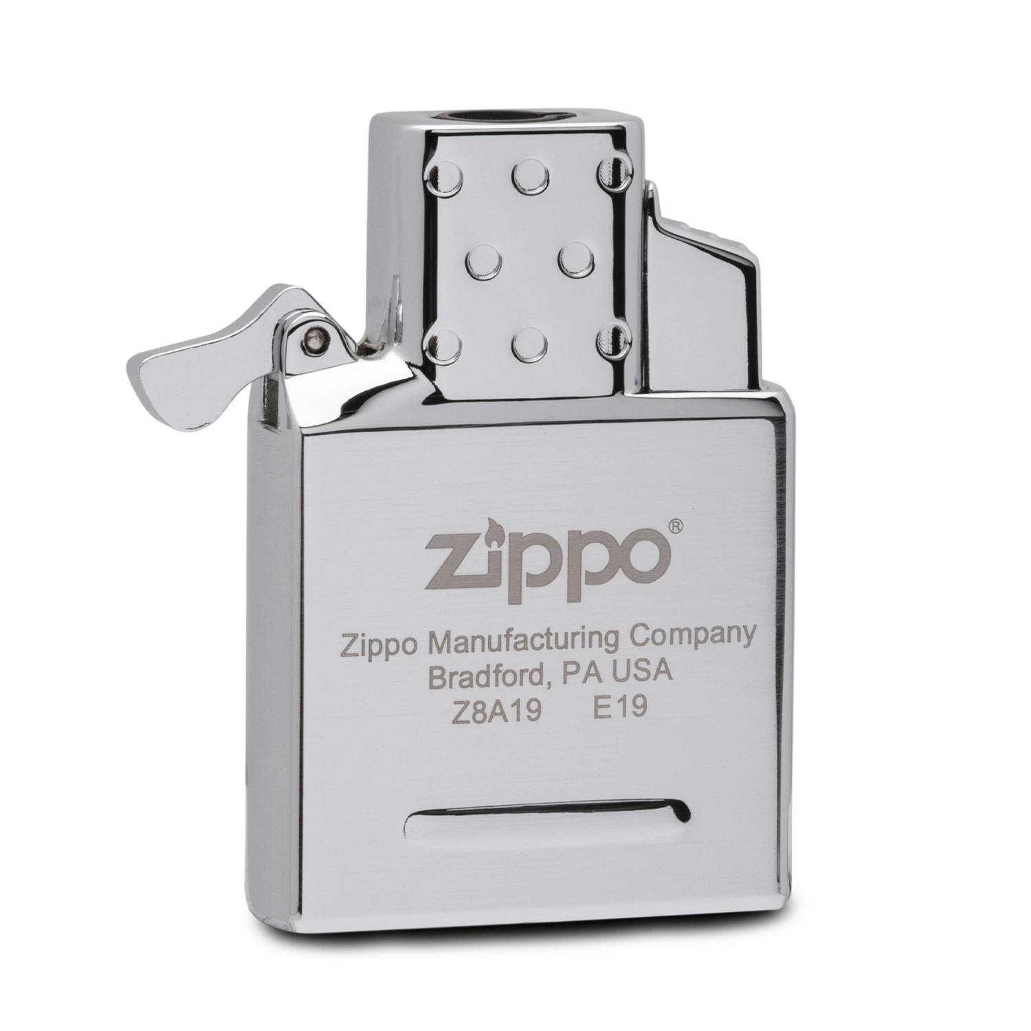 Inserto de gas butano Zippo plateado, con perforaciones en la parte superior, palanca lateral y logotipo grabado sobre fondo blanco.