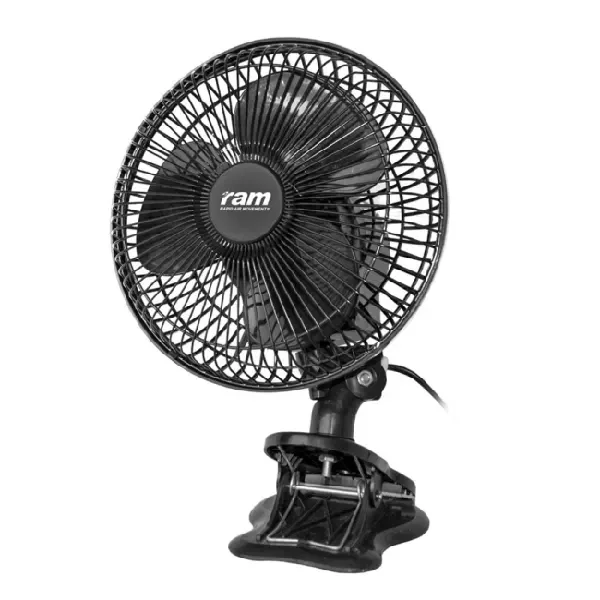 Ventilador RAM negro visto en perspectiva, con rejilla circular, cabezal inclinado, base de pinza y cable visible a un lado.