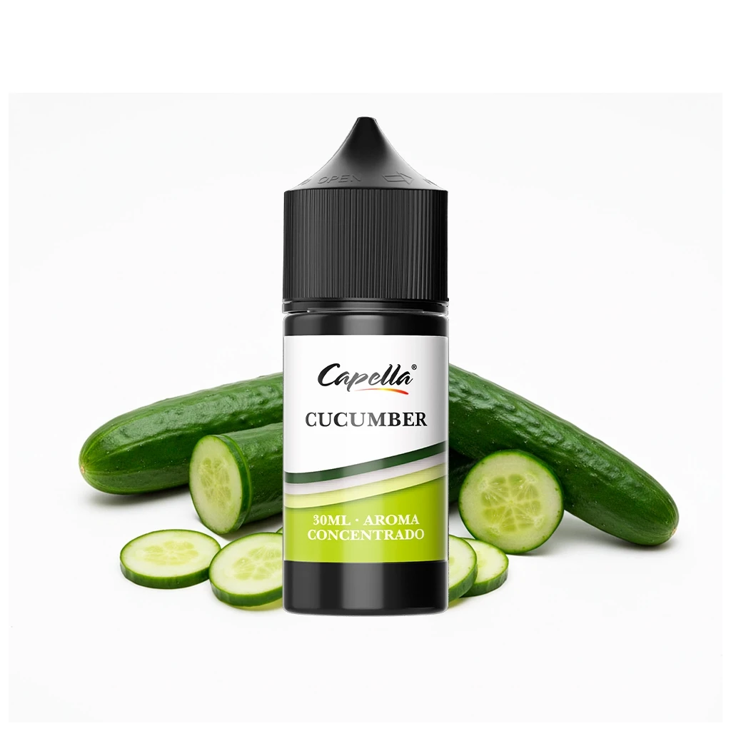Frasco de aroma concentrado Capella Cucumber de 30 ml, con tapón negro y etiqueta verde y blanca, rodeado de pepinos enteros y rodajas.