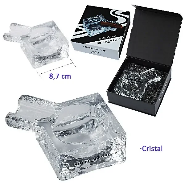 Cenicero de cristal Luxury Silver Match, cuadrado y transparente, con apoyos para puros, mostrado en detalle y en su caja negra abierta.