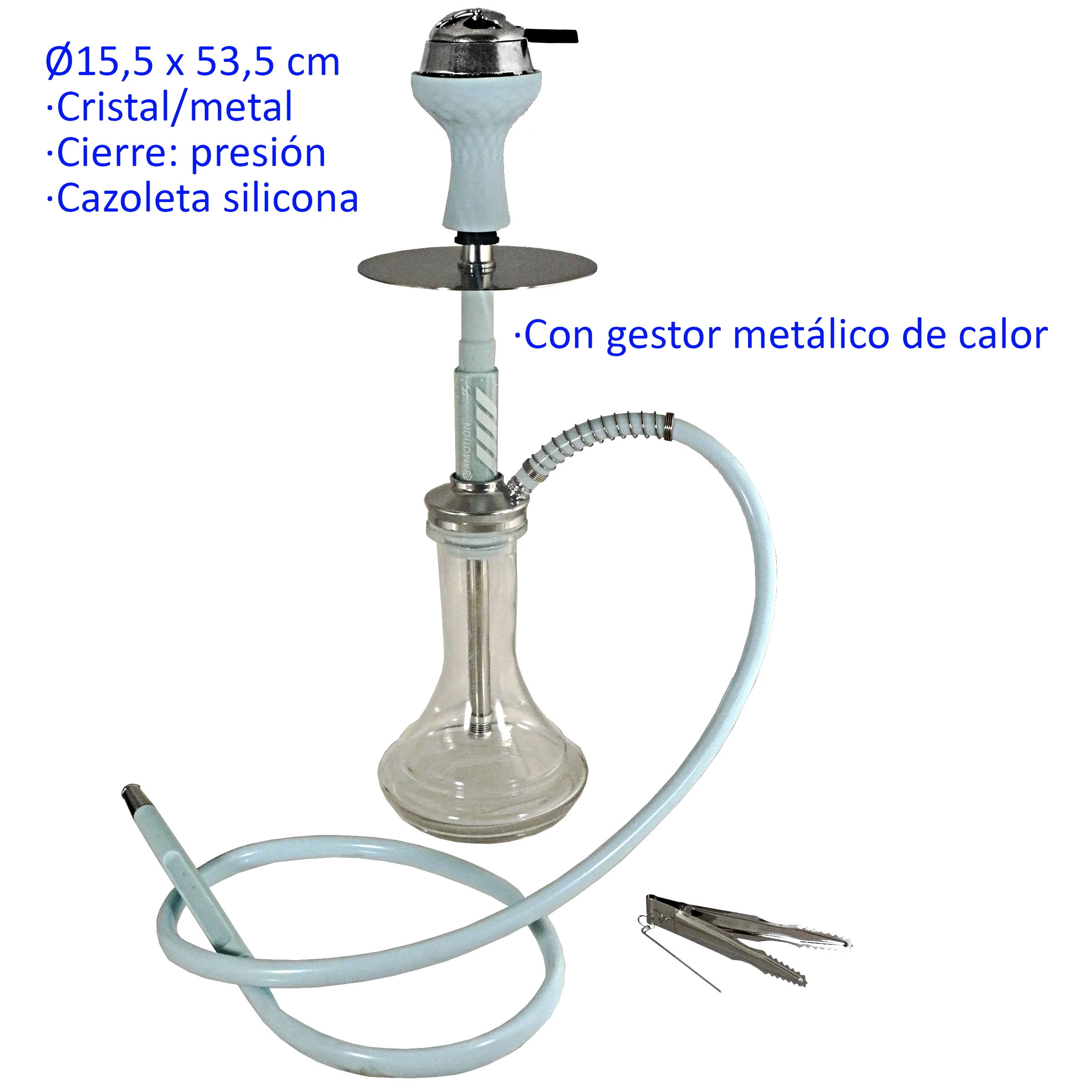 Shisha con base transparente, manguera y cazoleta azul claro, plato y gestor de calor metálicos, junto a unas pinzas.