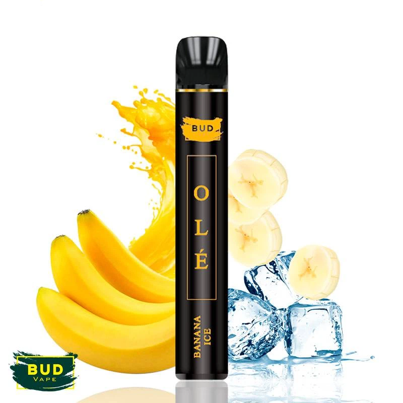 Vaper negro Bud Vape Olé Banana Ice, con letras doradas, rodeado de plátanos, rodajas y cubitos de hielo sobre fondo blanco.
