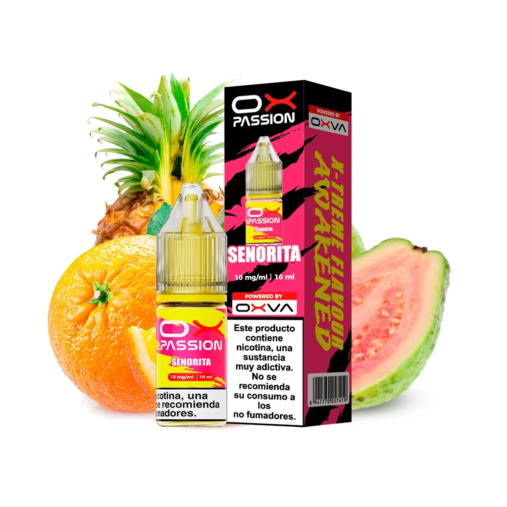 Frasco y caja de Oxva Ox Passion Salts Señorita 10 ml, con etiqueta de 10 mg/ml, junto a una piña, una naranja y media guayaba.