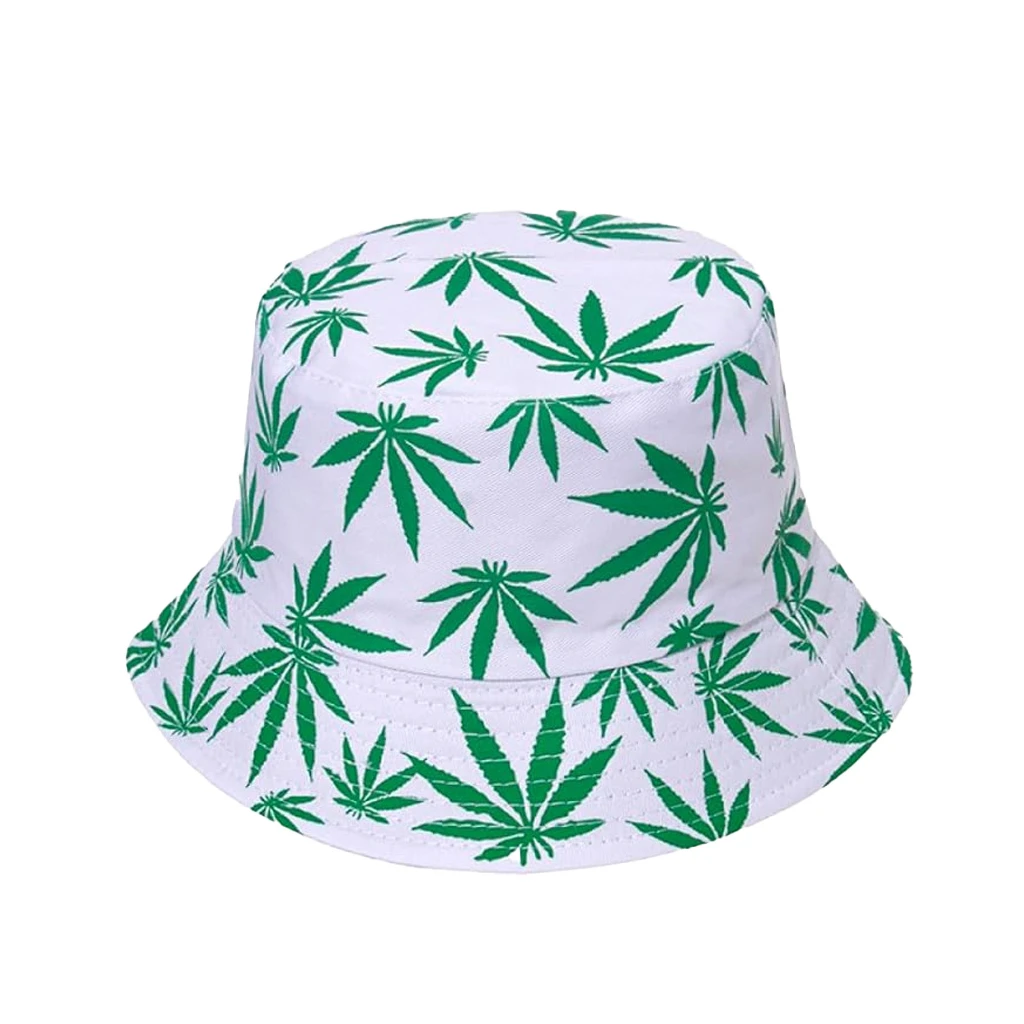 Gorro blanco de ala corta caída, con estampado de hojas verdes de cannabis de distintos tamaños, sobre fondo blanco.