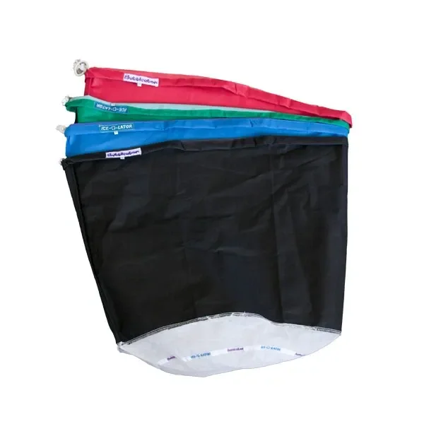 Bolsas Ice-O-Lator superpuestas, con cuerpos negros, fondos de malla clara y bordes superiores rojos, verdes y azules. Bolsas Ice-O-Lator superpuestas, con cuerpos negros, fondos de malla clara y bordes superiores rojos, verdes y azules.