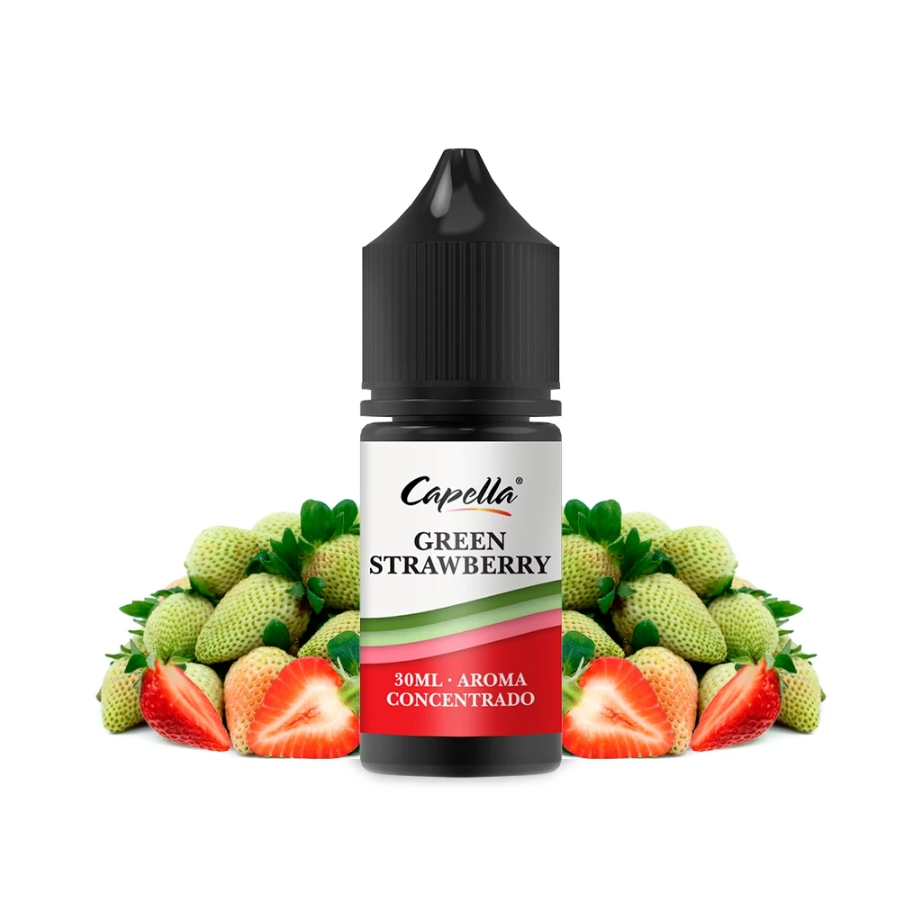 Frasco Capella Green Strawberry de 30 ml con tapón negro, rodeado de fresas verdes y fresas rojas cortadas sobre fondo blanco.