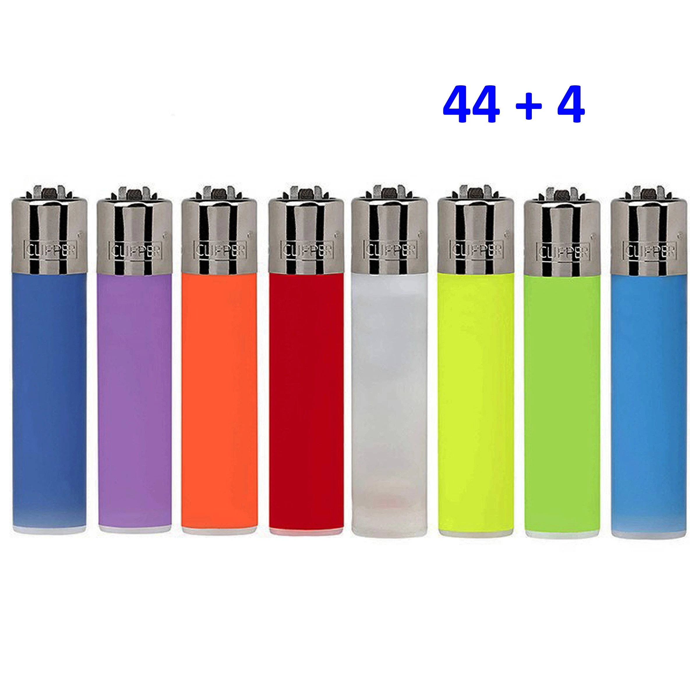 Selección de encendedores Clipper translúcidos en varios colores, alineados sobre fondo blanco, con el texto «44 + 4» en azul.