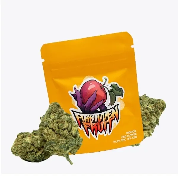 Bolsa naranja de Forbidden Fruit con cierre y dibujo de una fruta, acompañada de cogollos verdes sobre fondo claro.