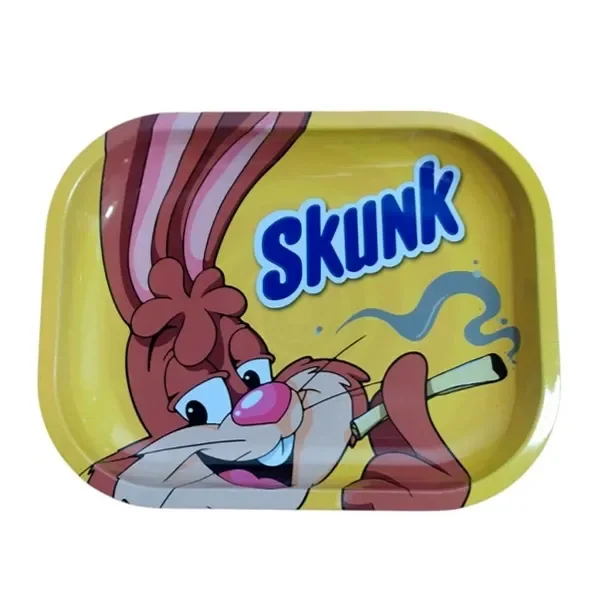 Bandeja amarilla de bordes redondeados con el texto Skunk y un conejo de dibujos animados sosteniendo un cigarrillo con humo.