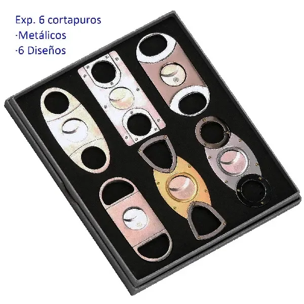 Bandeja negra con cortapuros metálicos de diseños variados, con aberturas para los dedos y hojas circulares centrales.