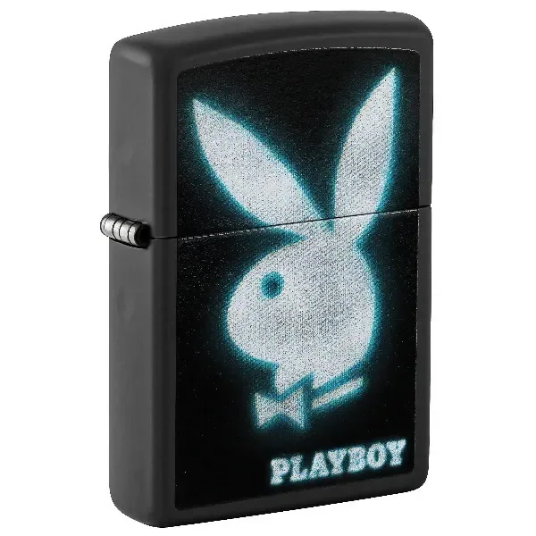 Encendedor Zippo 218 negro, cerrado y visto en ángulo, con el conejo de Playboy en blanco con halo turquesa y texto PLAYBOY.