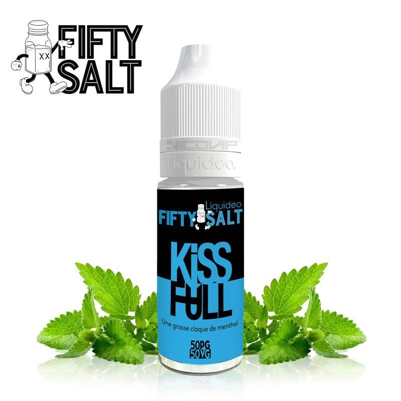 Frasco de KISS FULL Fifty Salt con tapón blanco y etiqueta negra y azul, rodeado de hojas verdes; indicación 50PG/50VG.