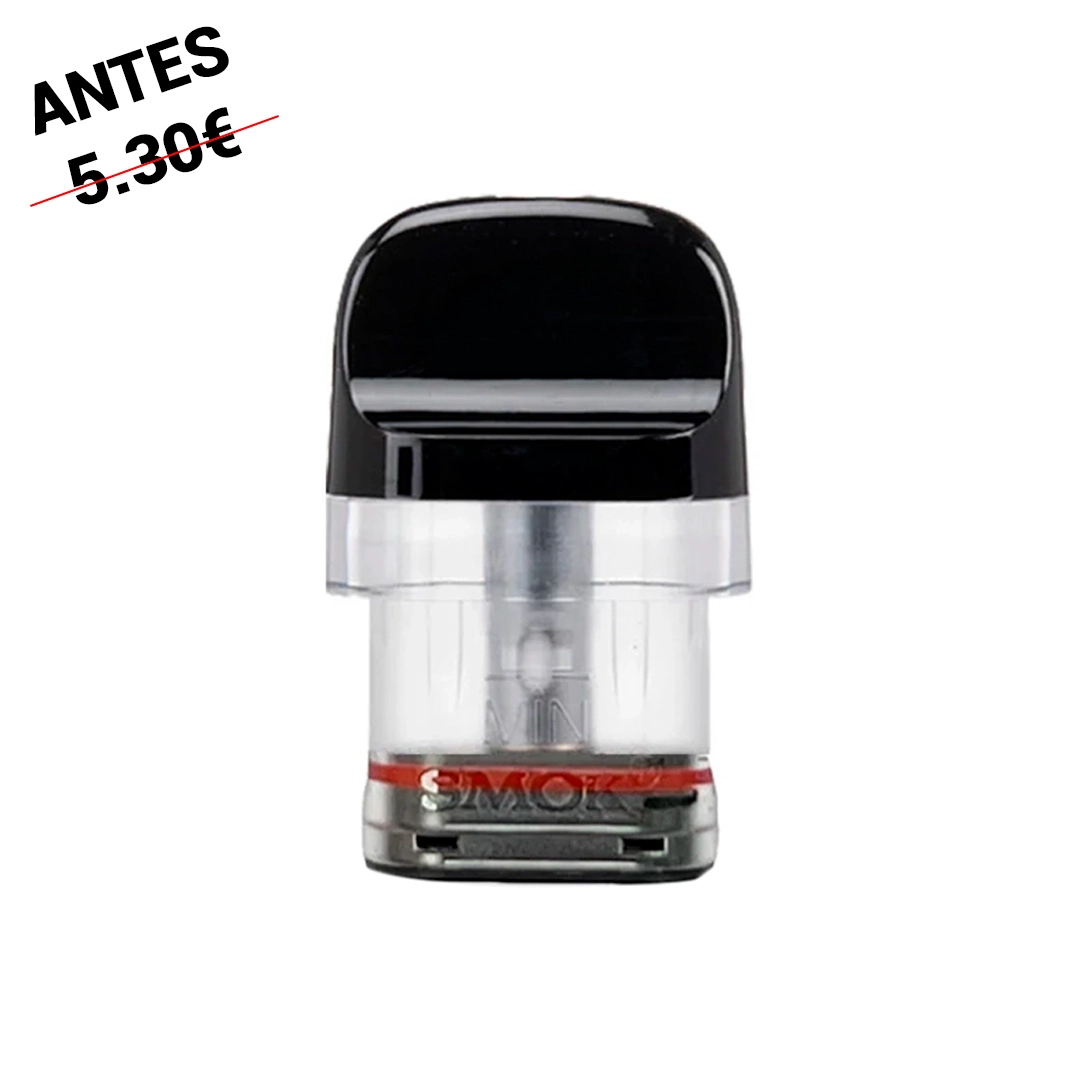 Pod de repuesto Smok visto de frente, con boquilla negra ancha, depósito transparente y junta roja cerca de la base.