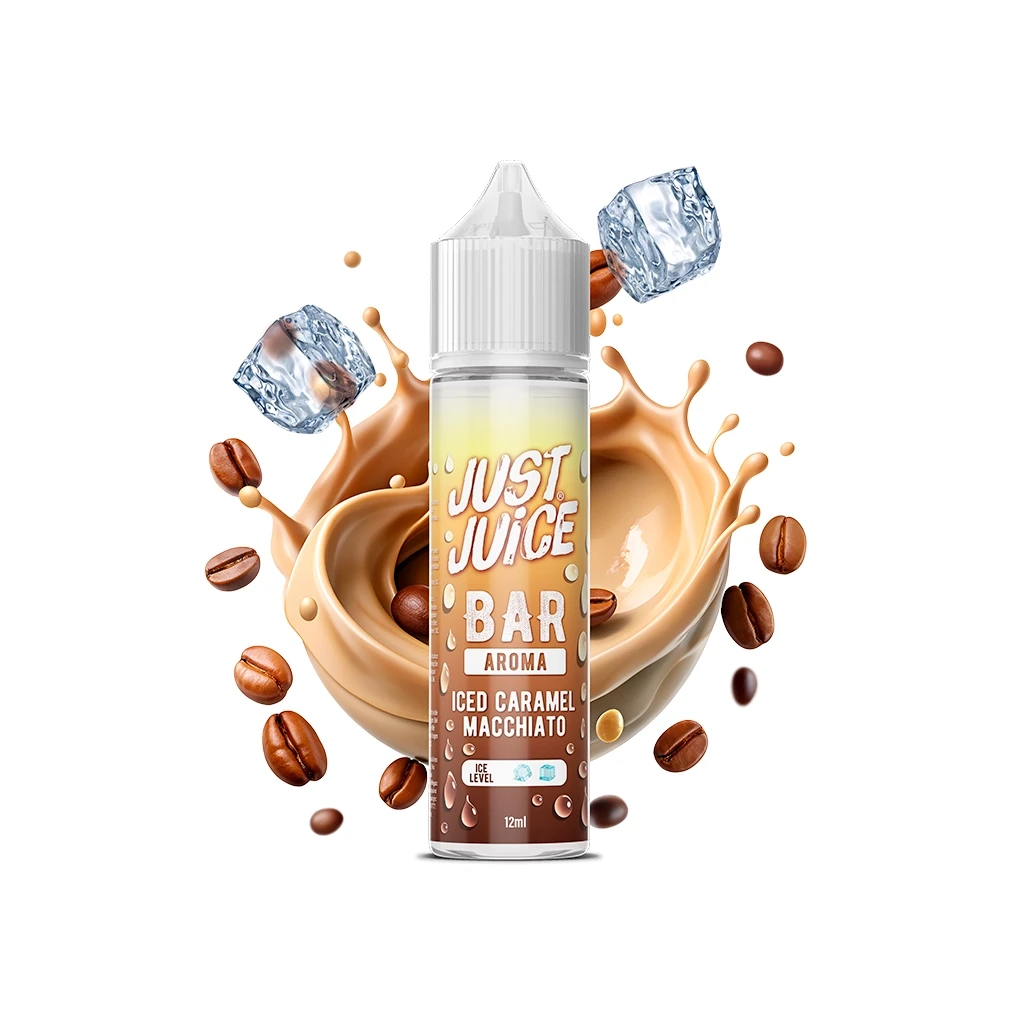 Frasco Just Juice Bar Iced Caramel Macchiato con tapón blanco, rodeado de granos de café, cubitos y una salpicadura de tono caramelo.