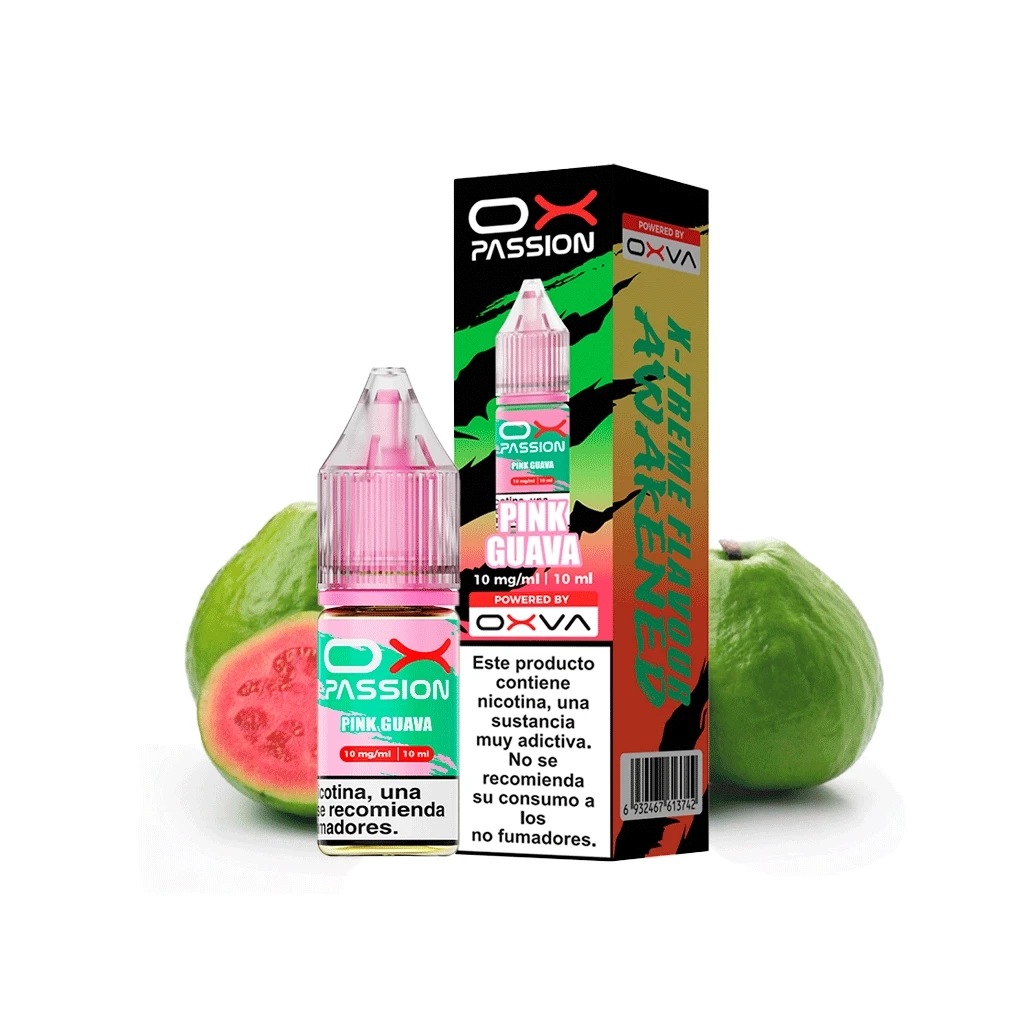 Frasco y caja de Ox Passion Pink Guava de Oxva, con etiqueta de 10 mg/ml y 10 ml, junto a guayabas enteras y cortadas.