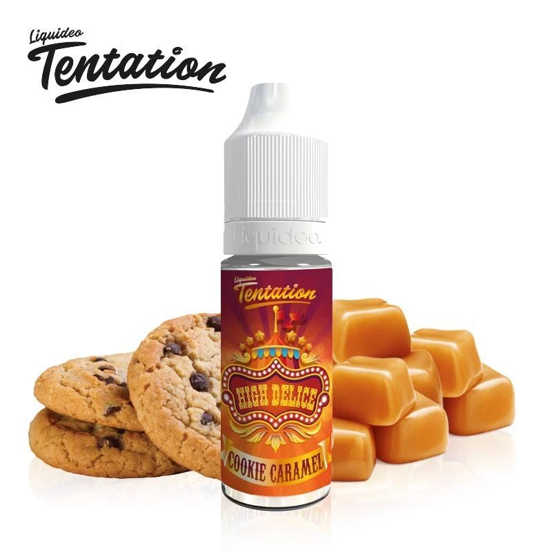 Frasco de e-líquido Liquideo Tentation con tapón blanco y etiqueta Cookie Caramel, delante de galletas y caramelos.
