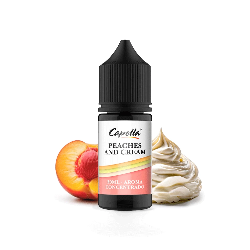 Frasco de aroma concentrado Capella Peaches and Cream de 30 ml con tapón negro, junto a medio melocotón y nata.