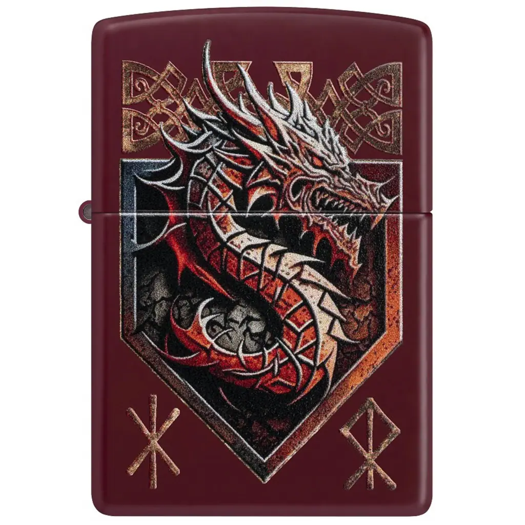 Encendedor Zippo Red Dragon Design granate, cerrado y visto de frente, con un dragón sobre un escudo y motivos geométricos dorados.