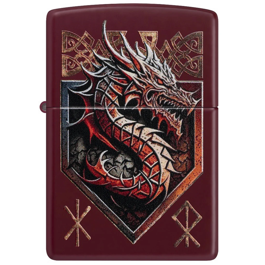 Encendedor Zippo Red Dragon Design granate, cerrado y visto de frente, con un dragón sobre un escudo y motivos geométricos dorados.