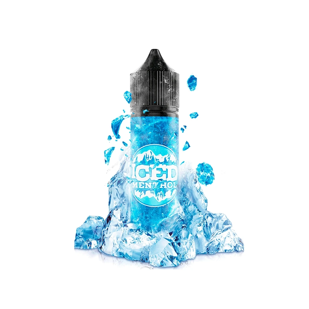 Bote azul de Oil4Vap Iced Menthol Longfill con tapón negro, rodeado de bloques y fragmentos de hielo sobre fondo blanco.