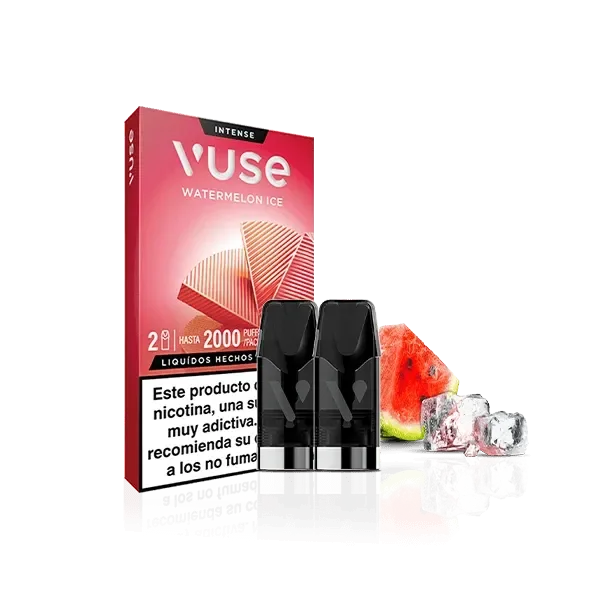 Pods negros Watermelon Ice de Vuse delante de su caja roja, junto a un trozo de sandía y cubitos de hielo sobre fondo negro.