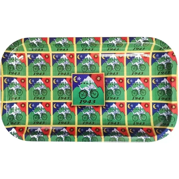 Bandeja rectangular de esquinas redondeadas con un patrón multicolor de ciclistas, montañas, soles, lunas y la cifra 1943.