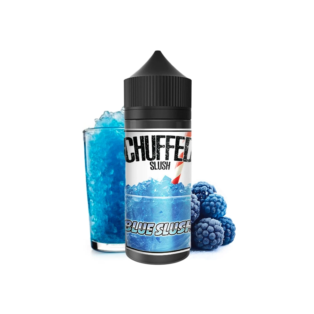 Botella Chuffed Slush Blue Slush con tapón negro, delante de un vaso de granizado azul y junto a frutos de aspecto escarchado.