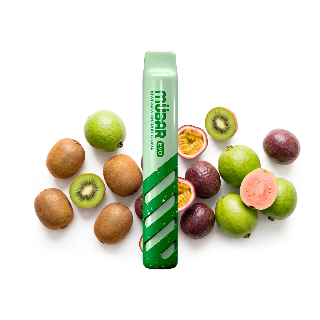 Vapeador Mübar Evo Kiwi Passionfruit Guava de color verde, en posición vertical entre kiwis, maracuyás y guayabas enteros y cortados.