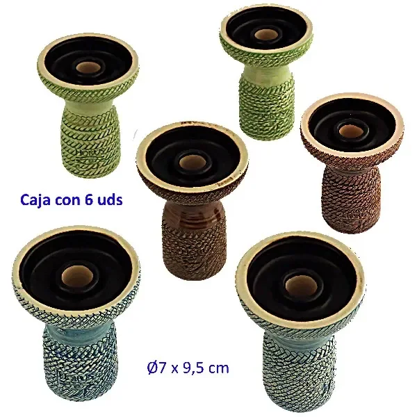 Cazoletas PALMA de barro para cachimba en varios colores, con exterior de textura trenzada y cuenco negro con orificio central elevado. Cazoletas PALMA de barro para cachimba en varios colores, con exterior de textura trenzada y cuenco negro con orificio central elevado.