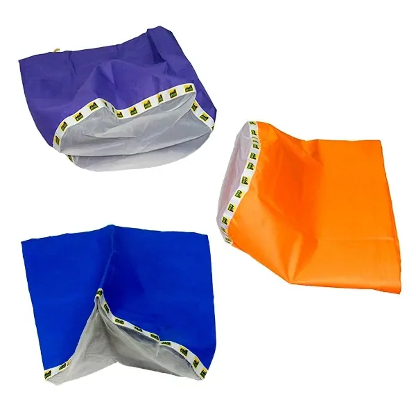 Bolsas de extracción Pure Factory en morado, azul y naranja, extendidas sobre fondo blanco y con zonas de malla visibles. Bolsas de extracción Pure Factory en morado, azul y naranja, extendidas sobre fondo blanco y con zonas de malla visibles.