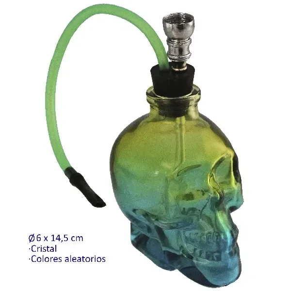 Bong de cristal con forma de calavera en tonos verdes y azules, cazoleta metálica superior y tubo flexible verde con boquilla negra.