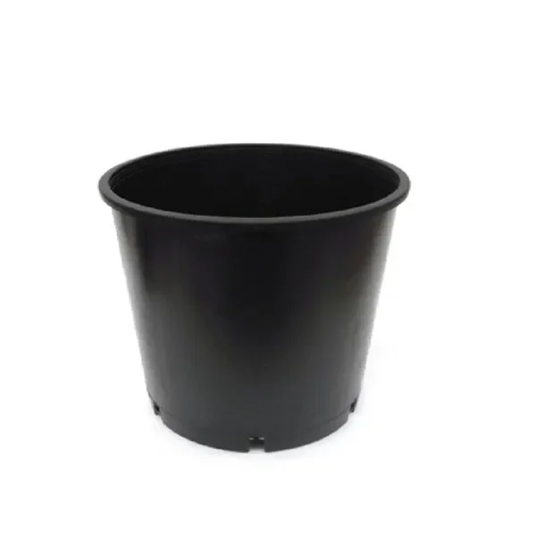 Maceta redonda negra vacía, de boca ancha con borde saliente y cuerpo estrechado hacia la base, sobre fondo blanco. Maceta redonda negra vacía, de boca ancha con borde saliente y cuerpo estrechado hacia la base, sobre fondo blanco.