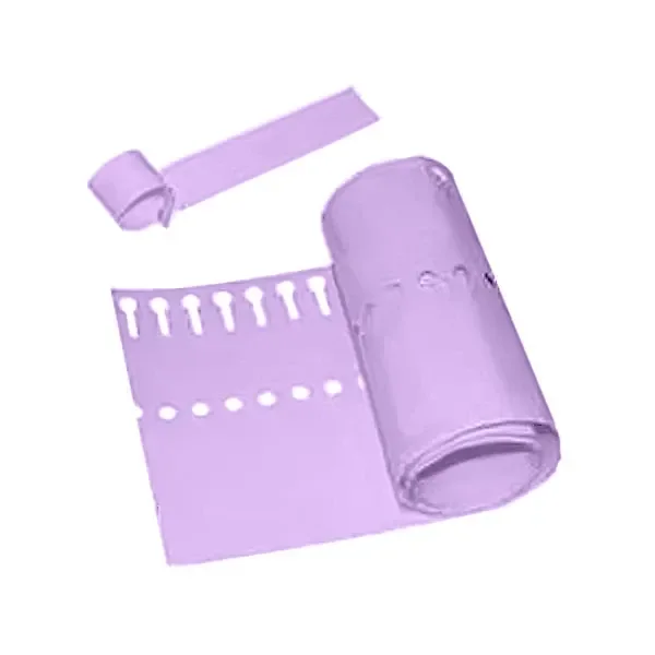 Etiquetas Boucle lilas con perforaciones de cierre, mostradas en una tira enrollada y una pieza separada con lazo.