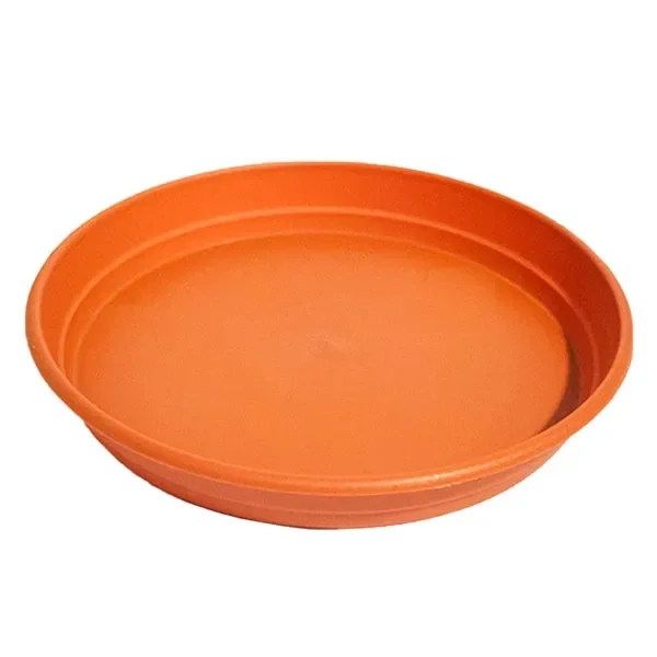 Plato redondo naranja para maceta, con base plana y borde elevado, visto en perspectiva sobre fondo blanco. Plato redondo naranja para maceta, con base plana y borde elevado, visto en perspectiva sobre fondo blanco.